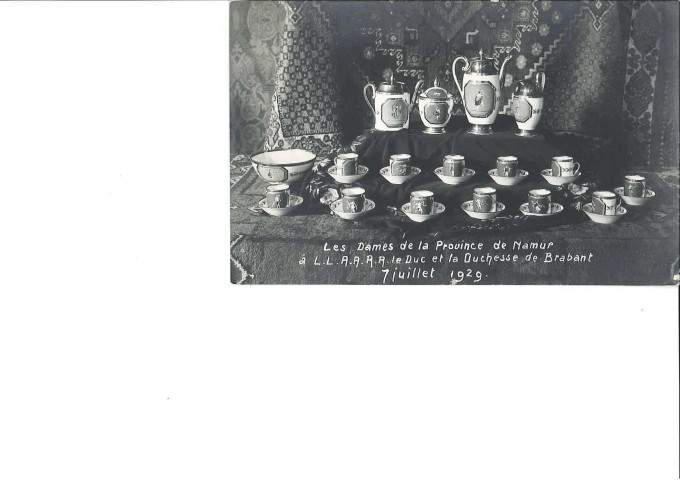 Les Dames de la Province de Namur ) L.L.A.A.R.R. le Duc et la Duchesse de Brabant. Juillet 1929,